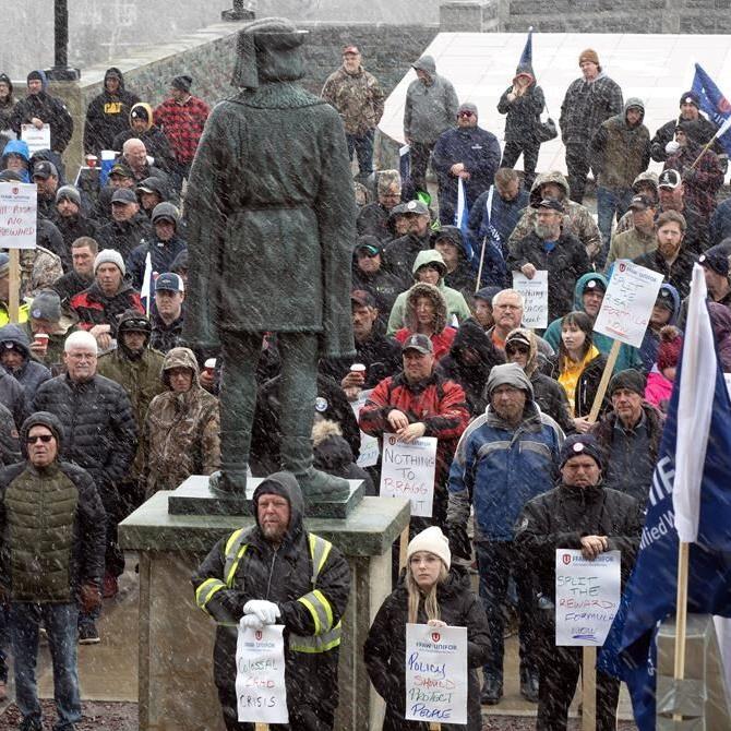 Protesting N.L. crab fishers watch from shore as Maritime fishers head out to harvest